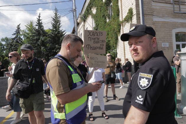 Anti-War Protesters Gather - Kharkiv A ukrainian police officer engages with a civic monitor wearing a high-visibility vest during a protest in Kharkiv on July 16, 2026. Approximately 500 young people gathered at Svobody Square to demonstrate against the dismissal of Mikhail Fedorov. Demonstrators held signs in Ukrainian script, including one reading Kharkiv against Fedorov s dismissal. The protest was peaceful, with police maintaining order throughout the gathering. Photo by Titov Yevhen ABACAPRESS.COM Kharkiv Kharkiv Oblast Ukraine  Copyright: xTitovxYevhen ABACAx