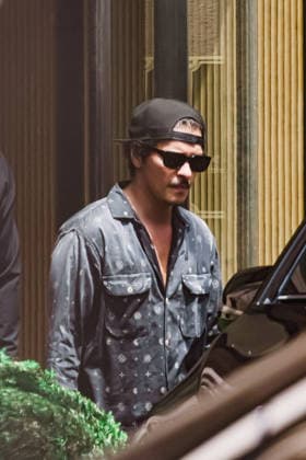 IPA86735675 - Milan, Celebrity Sightings - Bruno Mars leaves the hotel as he departs after the Italian leg of The Romantic Tour at San Siro Stadium. Pictured: Bruno Mars (American singer and record producer)  Copyright: xAlessandroxBremecx xx 86735675