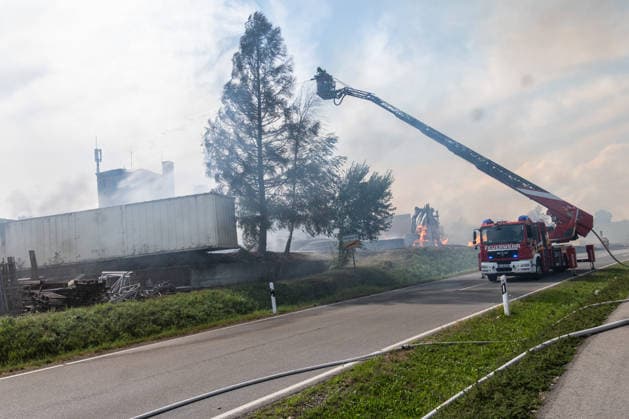 Eberhardzell-Füramoos Grossbrand Eberhardzell-Füramoos Grossbrand Eberhardzell-Füramoos in Holzbaufirma, Kilometerweite Rauchwolke, Brand hat um 14:40 Uhr begonnen lt. Aussage eines Mitarbeiters eines gegenüberliegenden Autohaus. Löscharbeiten werden lange andauern *** Eberhardzell Füramoos Major Fire Eberhardzell Füramoos Major Fire Eberhardzell Füramoos at a wood construction company; a cloud of smoke stretching for kilometers; the fire began at 2:40 p.m., according to an employee at a car dealership across the street; firefighting efforts are expected to continue for a long time Copyright: xEibner-Pressefotox EP_EER