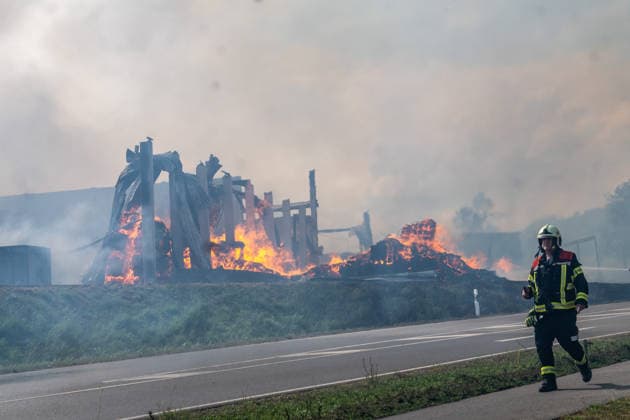 Eberhardzell-Füramoos Grossbrand Eberhardzell-Füramoos Grossbrand Eberhardzell-Füramoos in Holzbaufirma, Kilometerweite Rauchwolke, Brand hat um 14:40 Uhr begonnen lt. Aussage eines Mitarbeiters eines gegenüberliegenden Autohaus. Löscharbeiten werden lange andauern *** Eberhardzell Füramoos Major Fire Eberhardzell Füramoos Major Fire Eberhardzell Füramoos at a wood construction company; a cloud of smoke stretching for kilometers; the fire began at 2:40 p.m., according to an employee at a car dealership across the street; firefighting efforts are expected to continue for a long time Copyright: xEibner-Pressefotox EP_EER