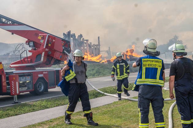 News Themen der Woche KW29 Eberhardzell-Füramoos Grossbrand Eberhardzell-Füramoos Grossbrand Eberhardzell-Füramoos in Holzbaufirma, Kilometerweite Rauchwolke, Brand hat um 14:40 Uhr begonnen lt. Aussage eines Mitarbeiters eines gegenüberliegenden Autohaus. Löscharbeiten werden lange andauern *** Eberhardzell Füramoos Major Fire Eberhardzell Füramoos Major Fire Eberhardzell Füramoos at a wood construction company; a cloud of smoke stretching for kilometers; the fire began at 2:40 p.m., according to an employee at a car dealership across the street; firefighting efforts are expected to continue for a long time Copyright: xEibner-Pressefotox EP_EER