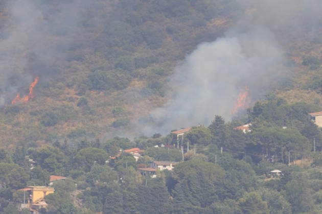 IPA86736167 - In the photo, a fire broke out in the northern part of Carini, requiring the deployment of a helicopter and a Canadair aircraft.  Copyright: xAlbertoxLoxBiancox xAlbertoxLoxBiancox 86736167