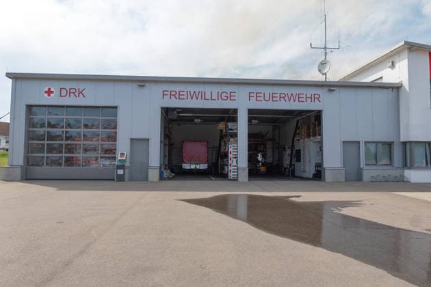 Eberhardzell-Füramoos Grossbrand Eberhardzell-Füramoos Grossbrand Eberhardzell-Füramoos in Holzbaufirma, Kilometerweite Rauchwolke, Brand hat um 14:40 Uhr begonnen lt. Aussage eines Mitarbeiters eines gegenüberliegenden Autohaus. Löscharbeiten werden lange andauern. Die freiwillige Feuerwehr befindet sich nur 100m neben der Holzfabrik *** Eberhardzell Füramoos Major Fire Eberhardzell Füramoos Major Fire Eberhardzell Füramoos at a wood construction company, A cloud of smoke stretching for kilometers; the fire began at 2:40 p.m., according to an employee at a car dealership across the street; firefighting efforts are expected to take a long time; the volunteer fire department is located just 100 meters from the lumber mill Copyright: xEibner-Pressefotox EP_EER