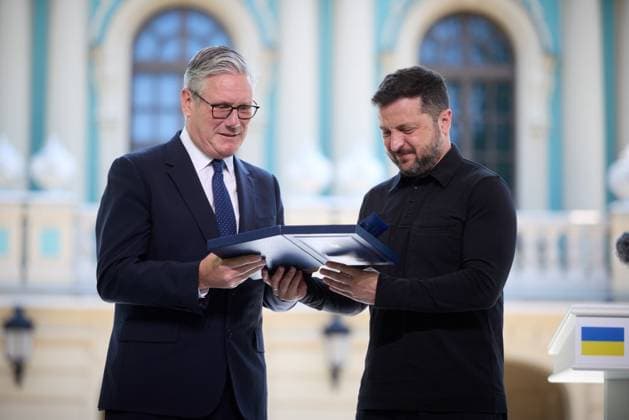 Zelenskyy meets British Prime Minister Starmer in Kyiv Ukrainian President Volodymyr Zelenskyy meets with British Prime Minister Keir Starmer in Kyiv, Ukraine, on July 16, 2026. The two leaders discussed continued British support for Ukraine. Photo by PRESIDENT OF UKRAINE apaimages Ukraine Ukraine Ukraine 160726_Ukraine_UPO_00(13).jpeg Copyright: xapaimagesxPRESIDENTxOFxUKRAINEx xapaimagesx