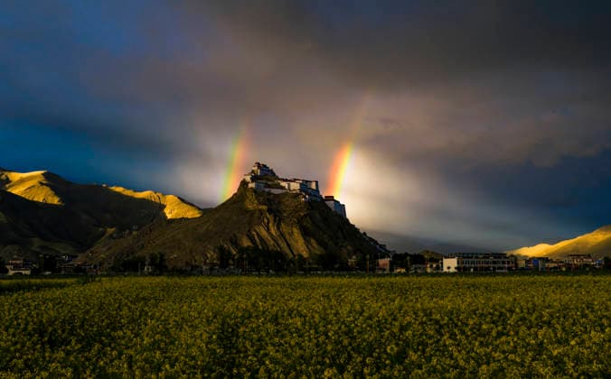 News Themen der Woche KW29 SHIGATSE CHINA - JULY 16: Double rainbow hangs in the sky above Jiangzi Zongshan Castle on July 16, 2026 in Jiangzi, Xizang Autonomous Region of China.  Copyright: xVCGx 111654720367