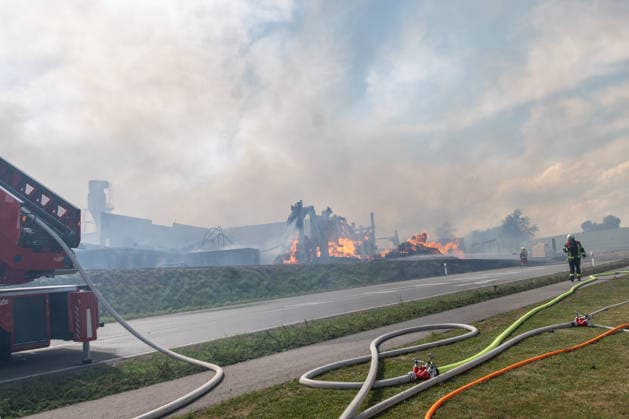 Eberhardzell-Füramoos Grossbrand Eberhardzell-Füramoos Grossbrand Eberhardzell-Füramoos in Holzbaufirma, Kilometerweite Rauchwolke, Brand hat um 14:40 Uhr begonnen lt. Aussage eines Mitarbeiters eines gegenüberliegenden Autohaus. Löscharbeiten werden lange andauern *** Eberhardzell Füramoos Major Fire Eberhardzell Füramoos Major Fire Eberhardzell Füramoos at a wood construction company; a cloud of smoke stretching for kilometers; the fire began at 2:40 p.m., according to an employee at a car dealership across the street; firefighting efforts are expected to continue for a long time Copyright: xEibner-Pressefotox EP_EER