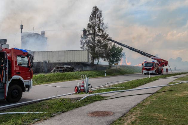 Eberhardzell-Füramoos Grossbrand Eberhardzell-Füramoos Grossbrand Eberhardzell-Füramoos in Holzbaufirma, Kilometerweite Rauchwolke, Brand hat um 14:40 Uhr begonnen lt. Aussage eines Mitarbeiters eines gegenüberliegenden Autohaus. Löscharbeiten werden lange andauern *** Eberhardzell Füramoos Major Fire Eberhardzell Füramoos Major Fire Eberhardzell Füramoos at a wood construction company; a cloud of smoke stretching for kilometers; the fire began at 2:40 p.m., according to an employee at a car dealership across the street; firefighting efforts are expected to continue for a long time Copyright: xEibner-Pressefotox EP_EER