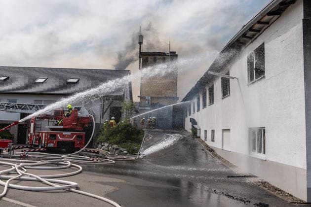 Eberhardzell-Füramoos Grossbrand Eberhardzell-Füramoos Grossbrand Eberhardzell-Füramoos in Holzbaufirma, Kilometerweite Rauchwolke, Brand hat um 14:40 Uhr begonnen lt. Aussage eines Mitarbeiters eines gegenüberliegenden Autohaus. Löscharbeiten werden lange andauern *** Eberhardzell Füramoos Major Fire Eberhardzell Füramoos Major Fire Eberhardzell Füramoos at a wood construction company; a cloud of smoke stretching for kilometers; the fire began at 2:40 p.m., according to an employee at a car dealership across the street; firefighting efforts are expected to continue for a long time Copyright: xEibner-Pressefotox EP_EER