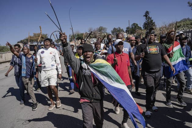 News Themen der Woche KW29 Anti-migrant group holds protest in Johannesburg JOHANNESBURG, SOUTH AFRICA - JULY 16: An anti-migrant group of dozens of people hold a protest in the Alexandra township of Johannesburg, South Africa on July 16, 2026. While some of the demonstrators carried sticks, security forces take precautions along the march route. Ihsaan Haffejee Anadolu Johannesburg South Africa. Editorial use only. Please get in touch for any other usage.  Copyright: x2026xAnadoluxIhsaanxHaffejeex
