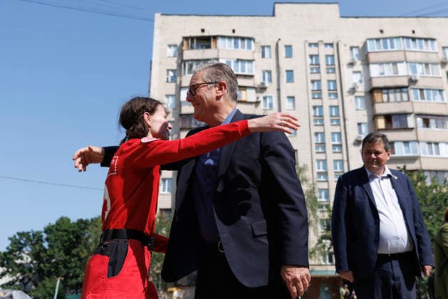 Prime Minister Keir Starmer visits Ukraine 16 07 2026. Ukraine. Prime Minister Keir Starmer meets emergency workers and residents in the Podilskyi area of Kyiv which was hit by Russian missile strikes in which 8 people were killed.in Kyiv., Credit:Simon Dawson No 10 Downing Street B66 Avalon Ukraine, Kyiv  Copyright: xSimonxDawsonx xNox10xDowningxStreetx xB66x xAvalonx 1116894246