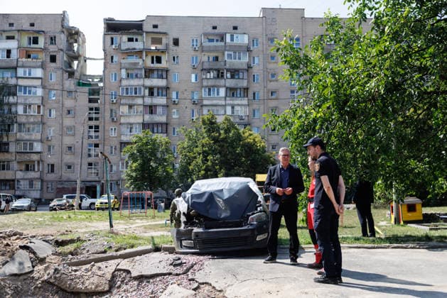 Prime Minister Keir Starmer visits Ukraine 16 07 2026. Ukraine. Prime Minister Keir Starmer meets emergency workers and residents in the Podilskyi area of Kyiv which was hit by Russian missile strikes in which 8 people were killed.in Kyiv., Credit:Simon Dawson No 10 Downing Street B66 Avalon Ukraine, Kyiv  Copyright: xSimonxDawsonx xNox10xDowningxStreetx xB66x xAvalonx 1116894256