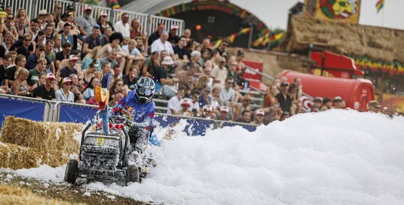 LICHTENVOORDE - Lawnmower racing on the first day of the Zwarte Cross festival. The four-day music, theater, and motocross event is taking place in the Achterhoek for the 28th time. ANP EMIEL MUIJDERMAN netherlands out - belgium out  Copyright: xx x563667742x originalFilename: 563667742.jpg