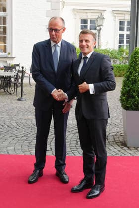 Besuch des franzoesischen Praesidenten bei Bundeskanzler Merz in Bensberg Bundeskanzler Friedrich Merz gemeinsam mit Emmanuel Macron bei der Begruesung am Eingang des Schlosshotel, Bensberg, 16.07.2026 Bensberg NRW Deutschland *** Visit by the French President to Federal Chancellor Merz in Bensberg Federal Chancellor Friedrich Merz with Emmanuel Macron during the welcome ceremony at the entrance to the Schlosshotel, Bensberg, July 16, 2026, Bensberg, North Rhine-Westphalia, Germany