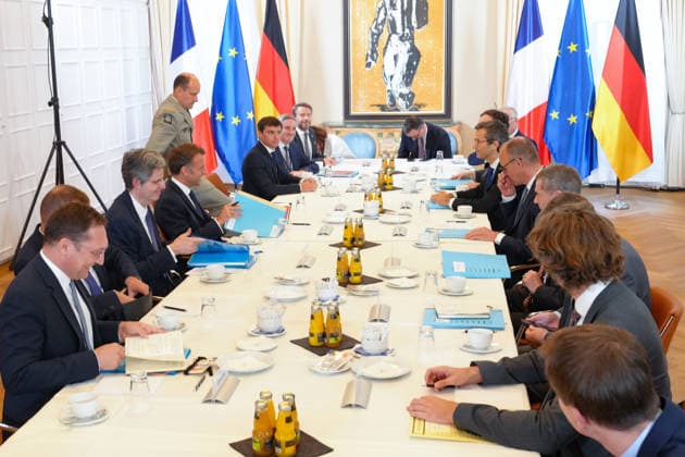 Besuch des franzoesischen Praesidenten bei Bundeskanzler Merz in Bensberg Bundeskanzler Friedrich Merz gemeinsam mit Emmanuel Macron beim Delegationsgespraech im Salon Medici des Schlosshotel Bensberg, Bensberg, 16.07.2026 Bensberg NRW Deutschland *** Visit by the French President to Federal Chancellor Merz in Bensberg Federal Chancellor Friedrich Merz with Emmanuel Macron during delegation talks in the Salon Medici at the Schlosshotel Bensberg, Bensberg, July 16, 2026, Bensberg, North Rhine-Westphalia, Germany