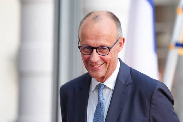 Besuch des franzoesischen Praesidenten bei Bundeskanzler Merz in Bensberg Bundeskanzler Friedrich Merz im Portrait mit freundlicher Mimik vor der Begruesung des franzoesischen Staatspraesidenten Macron, Bensberg, 16.07.2026 Bensberg NRW Deutschland *** Visit by the French President to Federal Chancellor Merz in Bensberg: Federal Chancellor Friedrich Merz is pictured with a friendly expression before welcoming French President Macron, Bensberg, July 16, 2026, Bensberg, North Rhine-Westphalia, Germany