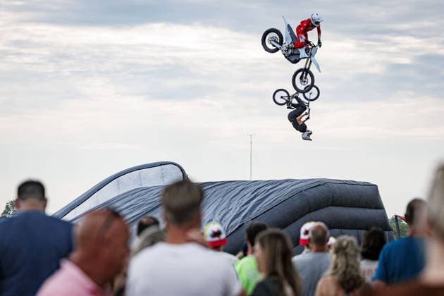 LICHTENVOORDE - Motorcycle stunts on the first day of the Zwarte Cross festival. The four-day music, theater, and motocross event is taking place in the Achterhoek for the 28th time. ANP EMIEL MUIJDERMAN netherlands out - belgium out  Copyright: xx x563667774x originalFilename: 563667774.jpg