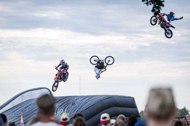 LICHTENVOORDE - Motorcycle stunts on the first day of the Zwarte Cross festival. The four-day music, theater, and motocross event is taking place in the Achterhoek for the 28th time. ANP EMIEL MUIJDERMAN netherlands out - belgium out  Copyright: xx x563667778x originalFilename: 563667778.jpg