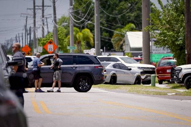 July 16, 2026, Ruskin, Florida, USA: Hillsborough Sheriff s deputies are seen near a vehicle after responding to a call in which two deputies were shot and injured Thursday, July 16, 2026, in Ruskin. Ruskin USA - ZUMAs70_ 20260716_zan_s70_029 Copyright: xLuisxSantanax