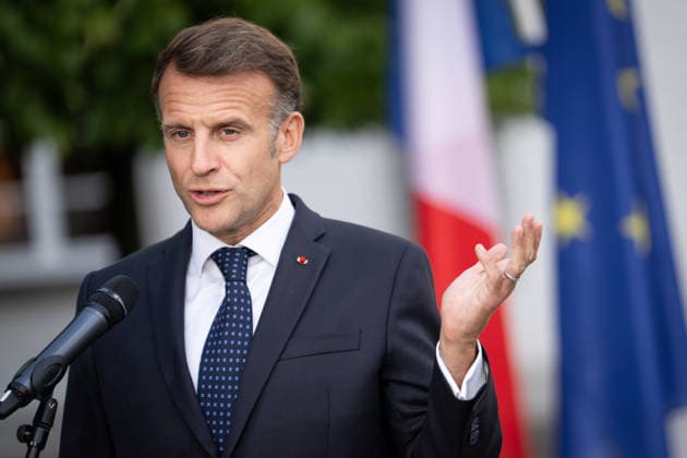 Besuch des Praesidenten der Franzoesischen Republik beim Bundeskanzler in Bensberg am Vorabend zum 26. Deutsch-Franzoesischen Ministerrat Emmanuel Macron Praesidenten der Franzoesischen Republik, im Portrait nut besonderer Geste waehrend des gemeinsamen Pressestatement zum Besuch des Praesidenten der Franzoesischen Republik im Innenhof des Althoff Grandhotel Schloss Bensberg, Bensberg, 16.07.2026 Bensberg Nordrhein-Westfalen Deutschland *** Visit by the President of the French Republic to the Federal Chancellor in Bensberg on the eve of the 26th Franco-German Ministerial Council. Emmanuel Macron, President of the French Republic, portrait showing a special gesture during the joint press statement on the President of the French Republic’s