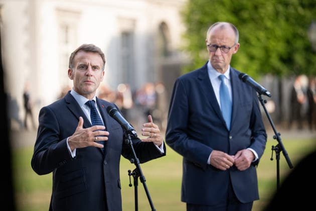 Besuch des Praesidenten der Franzoesischen Republik beim Bundeskanzler in Bensberg am Vorabend zum 26. Deutsch-Franzoesischen Ministerrat Bundeskanzler Friedrich Merz gemeinsam mit Emmanuel Macron Praesidenten der Franzoesischen Republik, wahrend der gemeinsamen Pressestatement zum Besuch des Praesidenten der Franzoesischen Republik im Innenhof des Althoff Grandhotel Schloss Bensberg, Bensberg, 16.07.2026 Bensberg Nordrhein-Westfalen Deutschland *** Visit by the President of the French Republic to the Federal Chancellor in Bensberg on the eve of the 26th Franco-German Ministerial Council; Federal Chancellor Friedrich Merz together with Emmanuel Macron, President of the French Republic, during the joint press statement on the visit by the