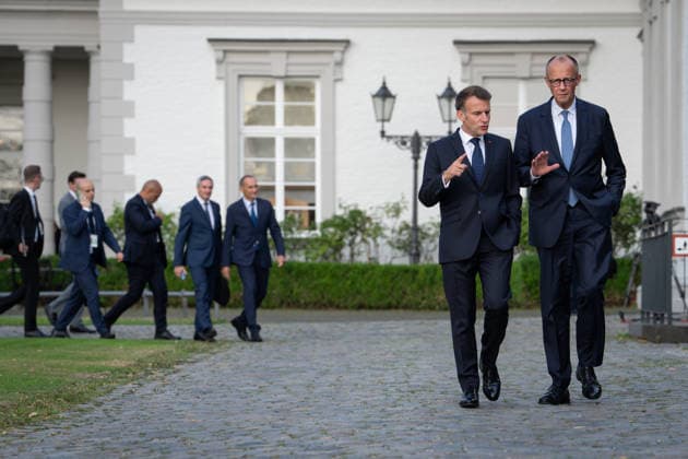 Besuch des Praesidenten der Franzoesischen Republik beim Bundeskanzler in Bensberg am Vorabend zum 26. Deutsch-Franzoesischen Ministerrat Bundeskanzler Friedrich Merz gemeinsam mit Emmanuel Macron Praesidenten der Franzoesischen Republik, im Innenhof des Althoff Grandhotel Schloss Bensberg auf dem Weg zu gemeinsamen Gespraechen im Rahmen des Besuch des Praesidenten der Franzoesischen Republik im Innenhof des Althoff Grandhotel Schloss Bensberg, Bensberg, 16.07.2026 Bensberg Nordrhein-Westfalen Deutschland *** Visit by the President of the French Republic to the Federal Chancellor in Bensberg on the eve of the 26th Franco-German Ministerial Council: Federal Chancellor Friedrich Merz together with Emmanuel Macron, President of the French R