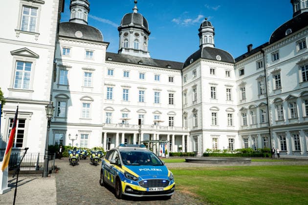 Besuch des Praesidenten der Franzoesischen Republik beim Bundeskanzler in Bensberg am Vorabend zum 26. Deutsch-Franzoesischen Ministerrat Impression des Innenhof des Althoff Grandhotel Schloss Bensberg nach Ankunft des Bundeskanzlers mit Polizeieskorte, Bensberg, 16.07.2026 Bensberg Nordrhein-Westfalen Deutschland *** Visit by the President of the French Republic to the Federal Chancellor in Bensberg on the eve of the 26th Franco-German Ministerial Council. A view of the inner courtyard of the Althoff Grandhotel Schloss Bensberg following the Federal Chancellor’s arrival with a police escort, Bensberg, July 16, 2026, Bensberg, North Rhine-Westphalia, Germany
