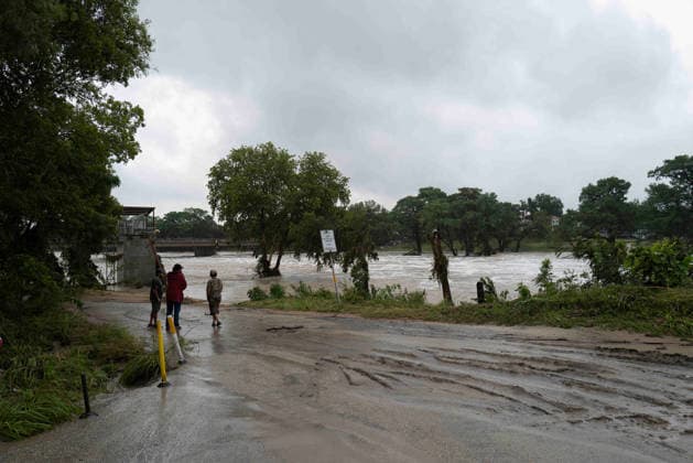 July 16, 2026: Onlookers watch as the Guadalupe River rises on River road from heavy rains. Center Point, Texas. CSM. Center Point United States of America - ZUMAc04_ 1080158505st Copyright: xMarioxCantux