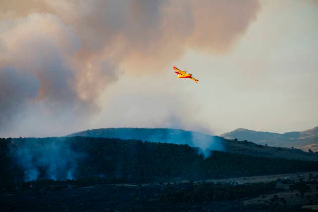 Level 2 of the INFOMA plan has been activated due to a wildfire in Lozoyuela, prompting preventive evacuations. A water bomber is working to extinguish the fire in Lozoyuela on July 16, 2026, in Lozoyuela, Madrid, Spain. The Madrid 112 Safety and Emergency Agency (ASEM112) has activated Operational Level 2 of the Community of Madrid’s Civil Protection Plan Against Forest Fires (INFOMA) in response to a fire reported in the municipality of Lozoyuela. The fire broke out around 4:00 p.m.0 in an area of vegetation where, at this time, 10 ground crews and six aerial resources from the Community of Madrid Fire Department are working in collaboration with Forest Rangers. JULY 16, 2026 Lozoyuela, Madrid Lozoyuela, Madrid, Spain  Copyright: xMateoxLanzuelax 7668882