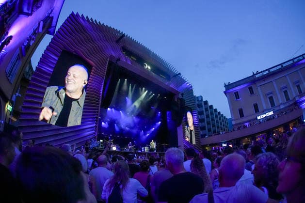 16 07 2026, Locarno, Piazza Grande, Moon and Stars 2026 Locarno, Max Pezzali performing during his exhibition on the main stage at Moon and Stars. Locarno Piazza Grande Ticino Switzerland *** July 16, 2026, Locarno, Piazza Grande, Moon and Stars 2026 Locarno, Max Pezzali performing during his exhibition on the main stage at Moon and Stars Locarno, Piazza Grande, Ticino, Switzerland Copyright: xJustPictures.ch JarixPestelaccix jp-en-JaPe-JP6_JAR_Moon_Stars_16Jul2026_00032