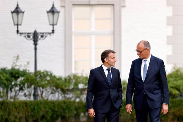 Frankreichs Präsident Emmanuel Macron (PS) und Bundeskanzler Friedrich Merz (CDU) bei einem Pressestatement vor dem 26. Deutsch-Französischen Ministerrat. Am 16. und 17. Juli 2026 kommen die Regierungen beider Länder zusammen, um nicht nur die militärische Zusammenarbeit sondern auch Kooperationen in den Bereichen Forschung und Wirtschaft abzustimmen. Bensberg, 16.07.2026 NRW Deutschland *** French President Emmanuel Macron (PS) and German Chancellor Friedrich Merz (CDU) during a press statement ahead of the 26th Franco-German Ministerial Council. On July 16 and 17, 2026, the governments of both countries will meet to coordinate not only military cooperation but also collaboration in the fields of research and the economy. Bensberg, Jul Copyright: xChristophxHardtx