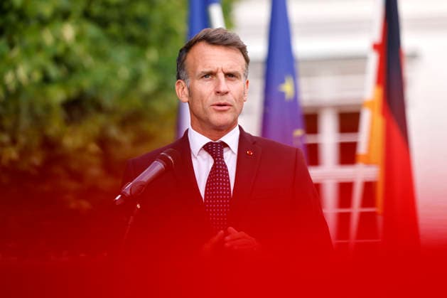 Frankreichs Präsident Emmanuel Macron (PS) bei einem Pressestatement auf Schloss Bensberg vor dem 26. Deutsch-Französischen Ministerrat. Am 16. und 17. Juli 2026 kommen die Regierungen beider Länder zusammen, um nicht nur die militärische Zusammenarbeit sondern auch Kooperationen in den Bereichen Forschung und Wirtschaft abzustimmen. Bensberg, 16.07.2026 NRW Deutschland *** French President Emmanuel Macron (PS) during a press statement at Bensberg Castle ahead of the 26th Franco-German Ministerial Council. On July 16 and 17, 2026, the governments of both countries will meet to coordinate not only military cooperation but also collaboration in the fields of research and the economy. Bensberg, July 16, 2026, North Rhine-Westphalia, German Copyright: xChristophxHardtx