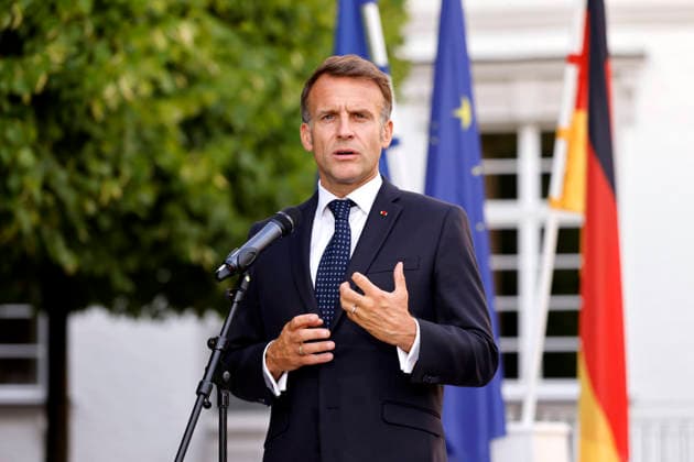 Frankreichs Präsident Emmanuel Macron (PS) bei einem Pressestatement auf Schloss Bensberg vor dem 26. Deutsch-Französischen Ministerrat. Am 16. und 17. Juli 2026 kommen die Regierungen beider Länder zusammen, um nicht nur die militärische Zusammenarbeit sondern auch Kooperationen in den Bereichen Forschung und Wirtschaft abzustimmen. Bensberg, 16.07.2026 NRW Deutschland *** French President Emmanuel Macron (PS) during a press statement at Bensberg Castle ahead of the 26th Franco-German Ministerial Council. On July 16 and 17, 2026, the governments of both countries will meet to coordinate not only military cooperation but also collaboration in the fields of research and the economy. Bensberg, July 16, 2026, North Rhine-Westphalia, German Copyright: xChristophxHardtx
