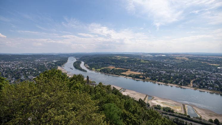 Niedrigwasser am Rhein - Hitzewelle und Trockenheit lassen Pegel sinken Blick vom Aussichtspunkt am Drachenfels auf Bad Honnef und die Insel Nonnenwerth - Niedrigwasser am Rhein infolge anhaltender Trockenheit und einer Hitzewelle mit Temperaturen über 30 Grad. Zwischen Bad Honnef und Bonn liegen die Pegelstände bei 24 cm am Pegel Oberwinter und 95 cm am Pegel Bonn. Die Binnenschifffahrt ist eingeschränkt - Frachtschiffe können nur noch mit reduzierter Ladung fahren. Königswinter Drachenfels Nordrhein-Westfalen Deutschland *** Low Water Levels on the Rhine: Heat Wave and Drought Cause Water Levels to Drop View from the Drachenfels lookout point toward Bad Honnef and Nonnenwerth Island Low water levels on the Rhine due to persistent dro Copyright: xMarcxJohnx