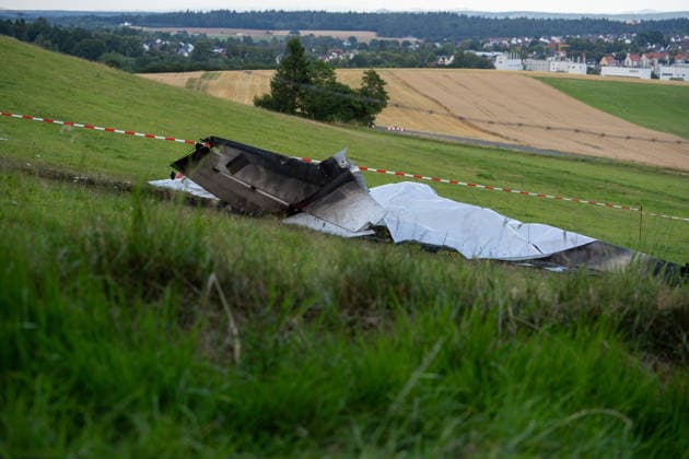 Kleinflugzeug abgestürzt und in Brand geraten Eine Person ums Leben gekommen Am 16.07.2026 stürzte gegen 16:00 Uhr in unmittelbarer Nähe des Flugplatzes Mengeringhausen ein motorisiertes Kleinflugzeug ab. Die Maschine geriet an der Absturzstelle in Brand. Bei dem Absturz kam eine Person zu Tode. Zu den Umständen des Absturzes ermitteln die Bundesstelle für Flugunfalluntersuchungen und die Kriminalpolizei. Angaben zu der tödlich verletzten Person liegen bislang nicht vor. Mengeringhausen Hessen Deutschland *** Small Plane Crashed and Caught Fire; One Person Killed On July 16, 2026, at approximately 4:00 p.m., a small motorized plane crashed in the immediate vicinity of the Mengeringhausen airfield. The aircraft caught fire at the