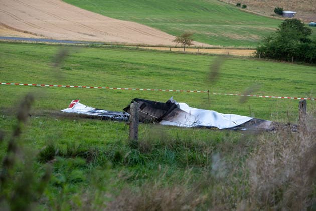 News Themen der Woche KW29 Kleinflugzeug abgestürzt und in Brand geraten Eine Person ums Leben gekommen Am 16.07.2026 stürzte gegen 16:00 Uhr in unmittelbarer Nähe des Flugplatzes Mengeringhausen ein motorisiertes Kleinflugzeug ab. Die Maschine geriet an der Absturzstelle in Brand. Bei dem Absturz kam eine Person zu Tode. Zu den Umständen des Absturzes ermitteln die Bundesstelle für Flugunfalluntersuchungen und die Kriminalpolizei. Angaben zu der tödlich verletzten Person liegen bislang nicht vor. Mengeringhausen Hessen Deutschland *** Small Plane Crashed and Caught Fire; One Person Killed On July 16, 2026, at approximately 4:00 p.m., a small motorized plane crashed in the immediate vicinity of the Mengeringhausen airfield. The aircraft caught fire at the