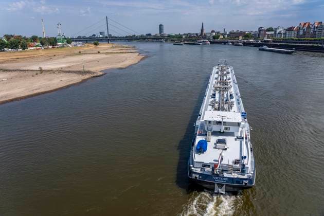 Frachtschiff auf dem Rhein bei Düsseldorf, extremes Niedrigwasser, Rheinpegel bei 41 cm, Tendenz fallend, Frachter müssen mit reduzierter Ladung fahren, nach der langen Dürre fällt das linke Rheinufer, bei Düsseldorf Oberkassel trocken, NRW, Deutschland Niedrigwasser Rhein *** Cargo ship on the Rhine near Düsseldorf; extremely low water levels; Rhine water level at 41 cm and falling; cargo ships must sail with reduced cargo; following the long drought, the left bank of the Rhine near Düsseldorf-Oberkassel has dried up; North Rhine-Westphalia, Germany; low water levels on the Rhine