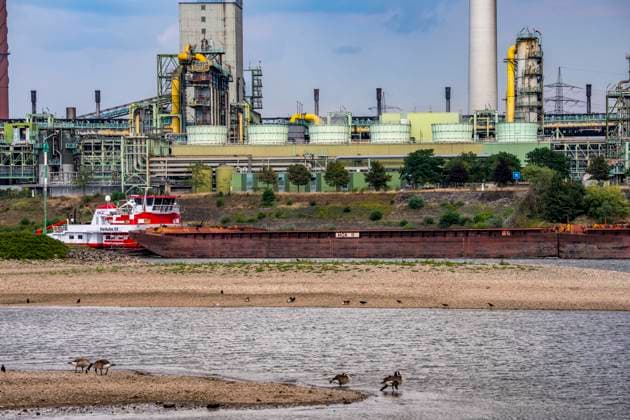 Extremes Niedrigwasser, hier beim Thyssenkrupp Steel Stahlwerk in Duisburg-Marxloh, durch den niedrigen Rheinpegel haben sich Sandbänke gebildet, Frachter können nur mit reduzierter Ladung fahren, das TKS Stahlwerk hat seine Produktion verringert, da nicht mehr genug Rohstoffe für die Stahlindustrie geliefert werden können,Rheinpegel DU-Ruhrort bei 170 cm, Tendenz fallend, HGK Schubverband Herkules XII mit Erz und Kohle auf dem Weg zum HKM Hüttenwerk ind Duisburg-Huckingen, NRW, Deutschland Niedrigwasser Rhein *** Extremely low water levels—here at the Thyssenkrupp Steel plant in Duisburg-Marxloh—have caused sandbars to form due to the low water level of the Rhine; cargo ships can only sail with reduced cargo; the TKS steel mill has c