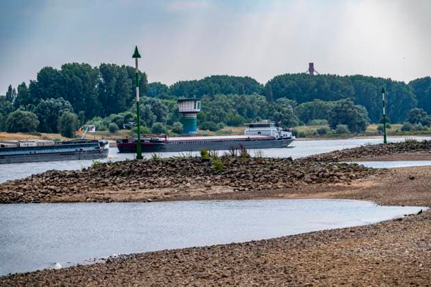 Extremes Niedrigwasser, hier beim Thyssenkrupp Steel Stahlwerk in Duisburg-Marxloh, durch den niedrigen Rheinpegel haben sich Sandbänke gebildet, Frachter können nur mit reduzierter Ladung fahren, das TKS Stahlwerk hat seine Produktion verringert, da nicht mehr genug Rohstoffe für die Stahlindustrie geliefert werden können, Rheinpegel DU-Ruhrort bei 170 cm, Tendenz fallend, Duisburg, NRW, Deutschland Niedrigwasser Rhein *** Extremely low water levels—here at the Thyssenkrupp Steel plant in Duisburg-Marxloh—have caused sandbars to form due to the low water level in the Rhine; cargo ships can only sail with reduced cargo; the TKS steel mill has cut back production because not enough raw materials can be delivered to the steel industry; Rh