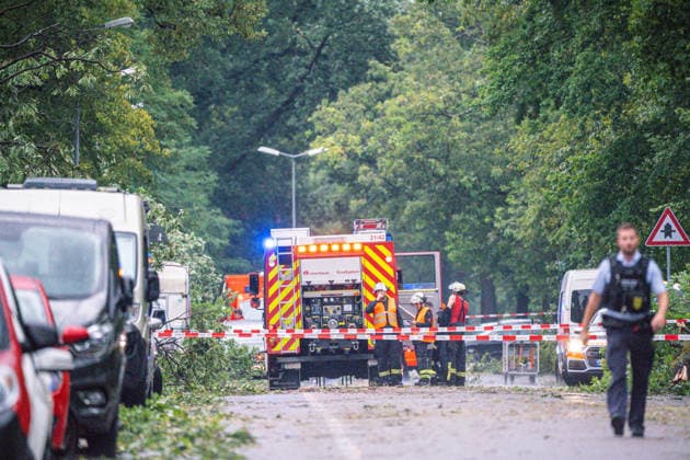 News Themen der Woche KW29 Tödliches Unwetter in Karlsruhe: Superzelle zieht mit Downburst über Karlsruhe hinweg - heftige Sturmböen mit Starkregen und Hagel - unzählige Bäume stürzen im Stadtgebiet um - viele Bäume fallen auf Autos und Häuser - Straßen werden überschwemm Tödliches Unwetter in Karlsruhe: Superzelle zieht mit Downburst über Karlsruhe hinweg - heftige Sturmböen mit Starkregen und Hagel - unzählige Bäume stürzen im Stadtgebiet um - viele Bäume fallen auf Autos und Häuser - Straßen werden überschwemmt - Blitz setzt Dachstuhl in Brand - alle Feuerwehren in der Stadt Karlsruhe im Dauereinsatz - über 250 Einsatzstellen - gesamter Straßenbahnverkehr lahmgelegt *** Deadly Storm in Karlsruhe: Supercell Sweeps Through Karlsruhe with a Copyright: xHenryxMungenastx xEinsatzReport24x