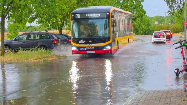 RECORD DATE NOT STATED Tödliches Unwetter in Karlsruhe: Superzelle zieht mit Downburst über Karlsruhe hinweg - heftige Sturmböen mit Starkregen und Hagel - unzählige Bäume stürzen im Stadtgebiet um - viele Bäume fallen auf Autos und Häuser - Straßen werden überschwemm Tödliches Unwetter in Karlsruhe: Superzelle zieht mit Downburst über Karlsruhe hinweg - heftige Sturmböen mit Starkregen und Hagel - unzählige Bäume stürzen im Stadtgebiet um - viele Bäume fallen auf Autos und Häuser - Straßen werden überschwemmt - Blitz setzt Dachstuhl in Brand - alle Feuerwehren in der Stadt Karlsruhe im Dauereinsatz - über 250 Einsatzstellen - gesamter Straßenbahnverkehr lahmgelegt *** Deadly Storm in Karlsruhe: Supercell Sweeps Through Karlsruhe with a Copyright: xHenryxMungenastx xEinsatzReport24x