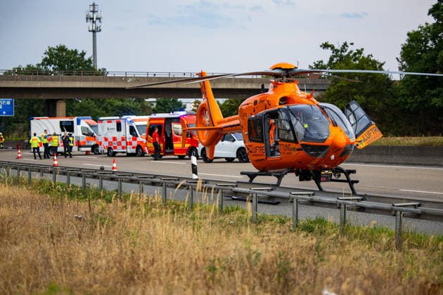 Auffahrunfall auf der A3 Fünf Fahrzeuge beteiligt Vier Verletzte Rettungshubschrauber im Einsatz Auf der A3 in Fahrtrichtung Frankfurt kam es am 16.07.2026 gegen 19:45 Uhr in Höhe der Anschlussstelle Hanau, zwischen der Raststätte Weiskirchen und Hanau, zu einem Auffahrunfall mit fünf Fahrzeugen. Dabei wurden vier Menschen verletzt, zwei leicht und zwei mittelschwer. Ein Rettungshubschrauber war im Einsatz, transportierte jedoch keine Verletzten. Die A3 war in Fahrtrichtung Frankfurt bis 20:45 Uhr vollständig und anschließend bis 21:30 Uhr teilweise gesperrt. Rodgau A3 Hessen Deutschland *** Rear-End Collision on the A3; Five Vehicles Involved; Four Injured; Rescue Helicopter on the Scene On July 16, 2026, at approximately