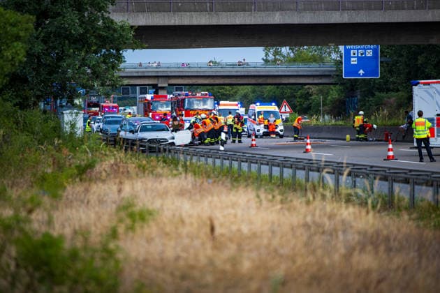 Auffahrunfall auf der A3 Fünf Fahrzeuge beteiligt Vier Verletzte Rettungshubschrauber im Einsatz Auf der A3 in Fahrtrichtung Frankfurt kam es am 16.07.2026 gegen 19:45 Uhr in Höhe der Anschlussstelle Hanau, zwischen der Raststätte Weiskirchen und Hanau, zu einem Auffahrunfall mit fünf Fahrzeugen. Dabei wurden vier Menschen verletzt, zwei leicht und zwei mittelschwer. Ein Rettungshubschrauber war im Einsatz, transportierte jedoch keine Verletzten. Die A3 war in Fahrtrichtung Frankfurt bis 20:45 Uhr vollständig und anschließend bis 21:30 Uhr teilweise gesperrt. Rodgau A3 Hessen Deutschland *** Rear-End Collision on the A3; Five Vehicles Involved; Four Injured; Rescue Helicopter on the Scene On July 16, 2026, at approximately