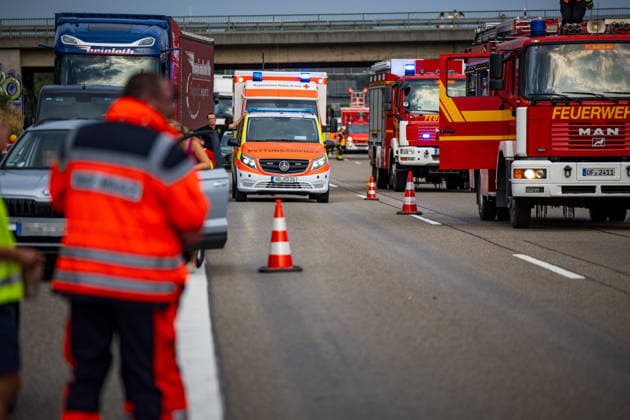 Auffahrunfall auf der A3 Fünf Fahrzeuge beteiligt Vier Verletzte Rettungshubschrauber im Einsatz Auf der A3 in Fahrtrichtung Frankfurt kam es am 16.07.2026 gegen 19:45 Uhr in Höhe der Anschlussstelle Hanau, zwischen der Raststätte Weiskirchen und Hanau, zu einem Auffahrunfall mit fünf Fahrzeugen. Dabei wurden vier Menschen verletzt, zwei leicht und zwei mittelschwer. Ein Rettungshubschrauber war im Einsatz, transportierte jedoch keine Verletzten. Die A3 war in Fahrtrichtung Frankfurt bis 20:45 Uhr vollständig und anschließend bis 21:30 Uhr teilweise gesperrt. Rodgau A3 Hessen Deutschland *** Rear-End Collision on the A3; Five Vehicles Involved; Four Injured; Rescue Helicopter on the Scene On July 16, 2026, at approximately