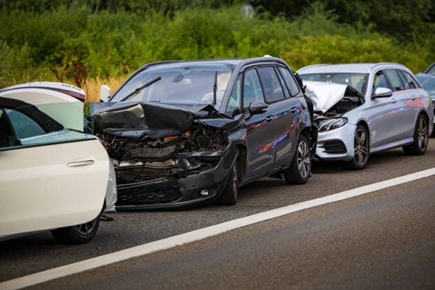 Auffahrunfall auf der A3 Fünf Fahrzeuge beteiligt Vier Verletzte Rettungshubschrauber im Einsatz Auf der A3 in Fahrtrichtung Frankfurt kam es am 16.07.2026 gegen 19:45 Uhr in Höhe der Anschlussstelle Hanau, zwischen der Raststätte Weiskirchen und Hanau, zu einem Auffahrunfall mit fünf Fahrzeugen. Dabei wurden vier Menschen verletzt, zwei leicht und zwei mittelschwer. Ein Rettungshubschrauber war im Einsatz, transportierte jedoch keine Verletzten. Die A3 war in Fahrtrichtung Frankfurt bis 20:45 Uhr vollständig und anschließend bis 21:30 Uhr teilweise gesperrt. Rodgau A3 Hessen Deutschland *** Rear-End Collision on the A3; Five Vehicles Involved; Four Injured; Rescue Helicopter on the Scene On July 16, 2026, at approximately