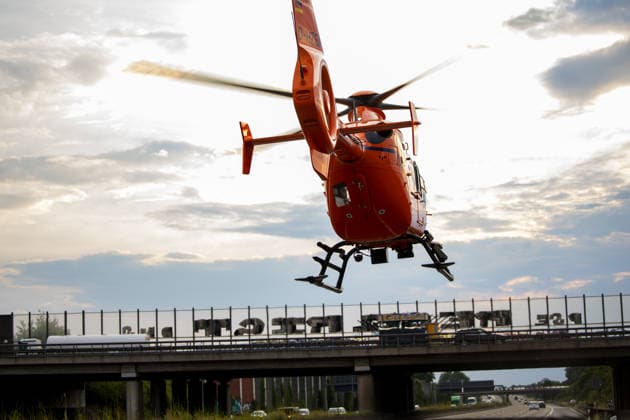 Auffahrunfall auf der A3 Fünf Fahrzeuge beteiligt Vier Verletzte Rettungshubschrauber im Einsatz Auf der A3 in Fahrtrichtung Frankfurt kam es am 16.07.2026 gegen 19:45 Uhr in Höhe der Anschlussstelle Hanau, zwischen der Raststätte Weiskirchen und Hanau, zu einem Auffahrunfall mit fünf Fahrzeugen. Dabei wurden vier Menschen verletzt, zwei leicht und zwei mittelschwer. Ein Rettungshubschrauber war im Einsatz, transportierte jedoch keine Verletzten. Die A3 war in Fahrtrichtung Frankfurt bis 20:45 Uhr vollständig und anschließend bis 21:30 Uhr teilweise gesperrt. Rodgau A3 Hessen Deutschland *** Rear-End Collision on the A3; Five Vehicles Involved; Four Injured; Rescue Helicopter on the Scene On July 16, 2026, at approximately