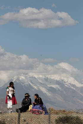 Cholita skater event in Bolivia LA PAZ, BOLIVIA - JULY 16: Children wearing the traditional dress of the La Paz cholita skate during the cholita skaters competition in La Paz, Bolivia, on July 16, 2026 Jorge Mateo Romay Salinas Anadolu La paz Bolivia. Editorial use only. Please get in touch for any other usage.  Copyright: x2026xAnadoluxJorgexMateoxRomayxSalinasx