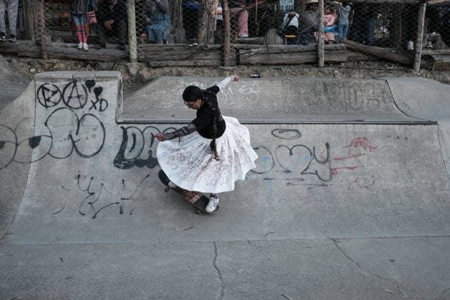 Cholita skater event in Bolivia LA PAZ, BOLIVIA - JULY 16: Children wearing the traditional dress of the La Paz cholita skate during the cholita skaters competition in La Paz, Bolivia, on July 16, 2026 Jorge Mateo Romay Salinas Anadolu La paz Bolivia. Editorial use only. Please get in touch for any other usage.  Copyright: x2026xAnadoluxJorgexMateoxRomayxSalinasx