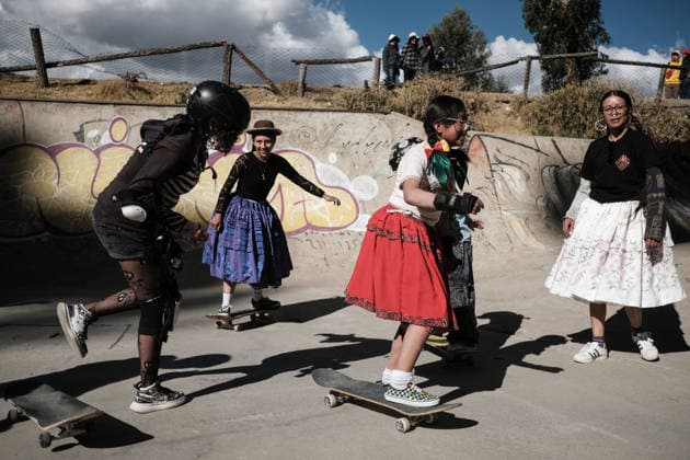 News Themen der Woche KW29 Cholita skater event in Bolivia LA PAZ, BOLIVIA - JULY 16: Children wearing the traditional dress of the La Paz cholita skate during the cholita skaters competition in La Paz, Bolivia, on July 16, 2026 Jorge Mateo Romay Salinas Anadolu La paz Bolivia. Editorial use only. Please get in touch for any other usage.  Copyright: x2026xAnadoluxJorgexMateoxRomayxSalinasx