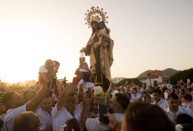 Virgin del carmen procession in Malaga - 16 Jul 2026 Penitents of Virgen del Carmen brotherhood are seen lifting some childrens in front of the virgin as they take part in a procession at a beach. The annual Virgen del Carmen festivity in Málaga City, held on 16 July, celebrates the patron saint of sailors and fishermen. The statue of the Virgin is carried by a group of believers in traditional costume along the streets before being placed on a boat from a beach, which later sails down the Málaga coast. Malaga Spain Copyright: xJesusxMeridax xSOPAxImagesx 17072026_JMERIDA1-17