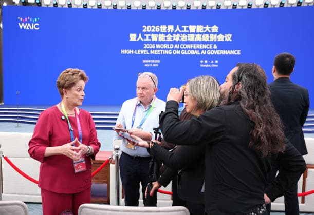 (260717) -- SHANGHAI, July 17, 2026 -- Dilma Rousseff, president of the New Development Bank, talks with guests attending the 2026 World AI Conference and High-Level Meeting on Global AI Governance in Shanghai, east China, July 17, 2026. ) CHINA-SHANGHAI-2026 WORLD AI CONFERENCE-OPENING (CN) HuangxJingwen 